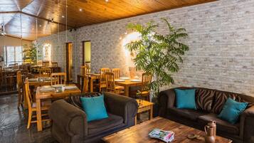 Free daily English breakfast