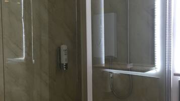 Classic Double Room | Bathroom | Shower, free toiletries, hair dryer, towels