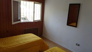 3 habitaciones y tabla de planchar con plancha