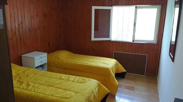 3 habitaciones y tabla de planchar con plancha