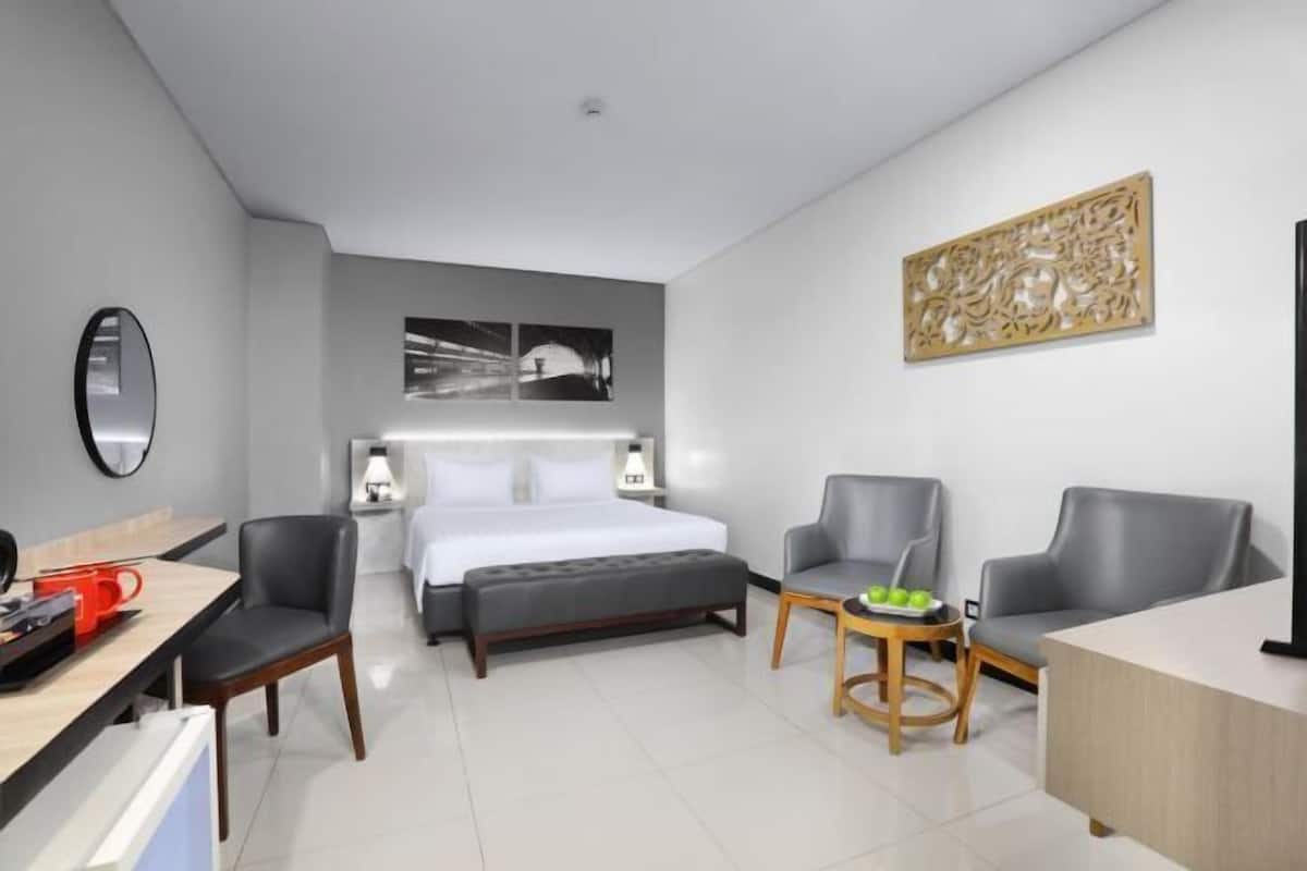 Minibar, in-room safe, iron/ironing board, free WiFi