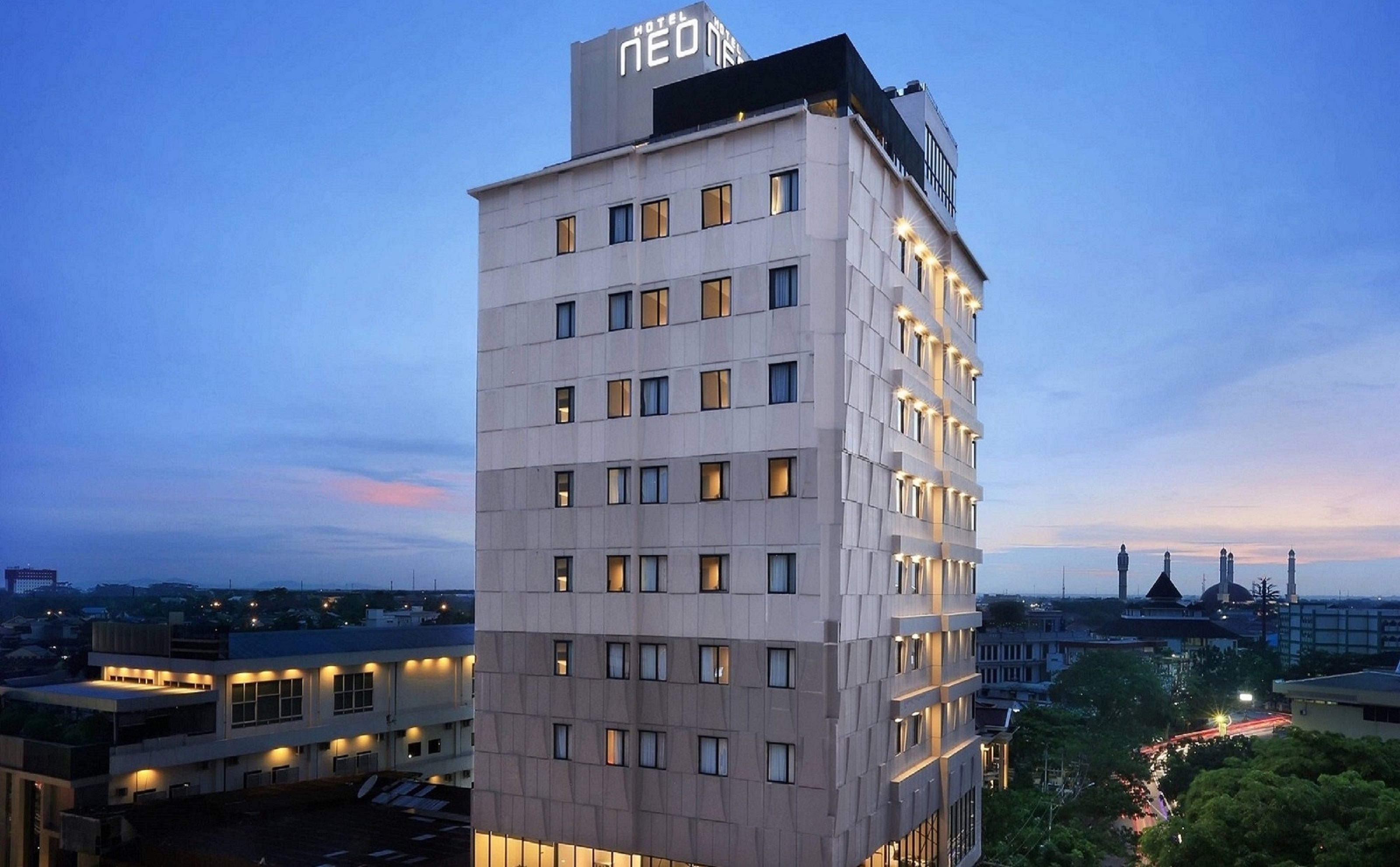 住宿正面 - 傍晚/夜晚