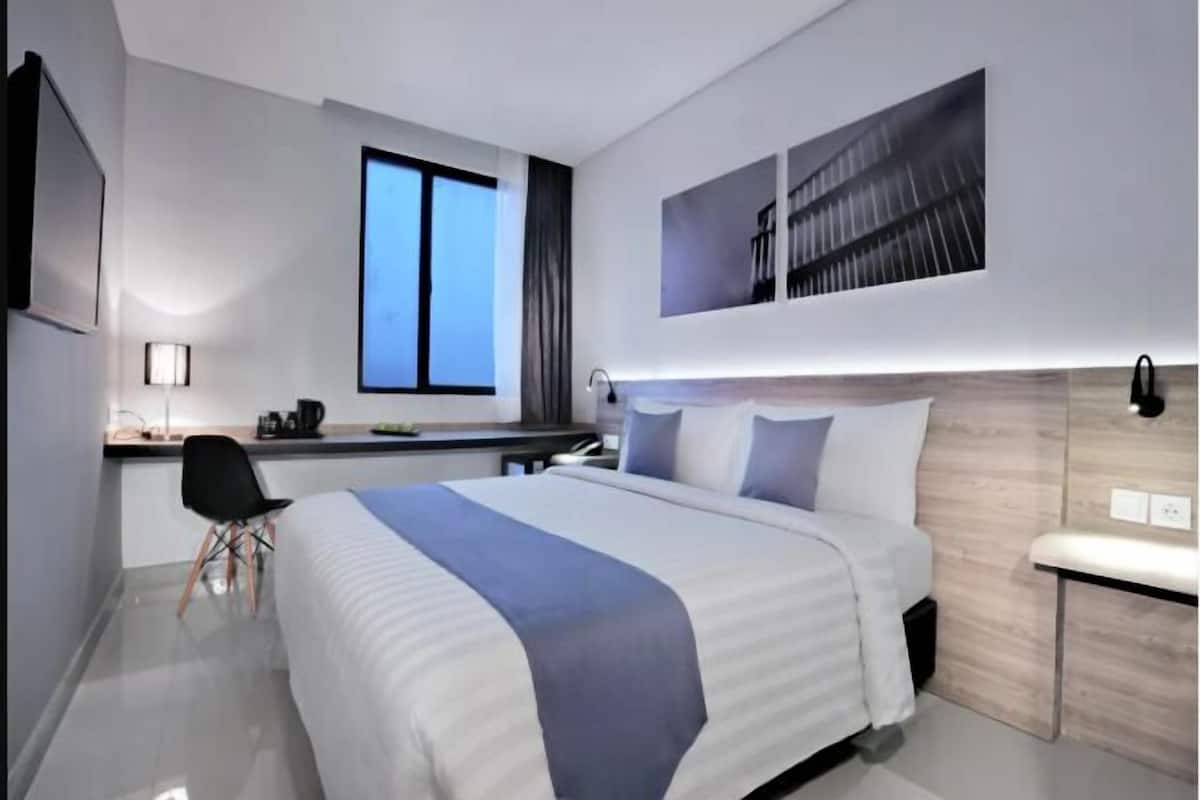 Minibar, in-room safe, iron/ironing board, free WiFi