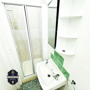 Suite familiare, bagno in camera | Bagno | Doccia, set di cortesia firmato, asciugacapelli, asciugamani