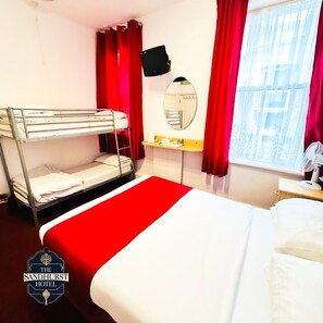 Suite familiare, bagno in camera | Ferro/asse da stiro, Wi-Fi gratuito