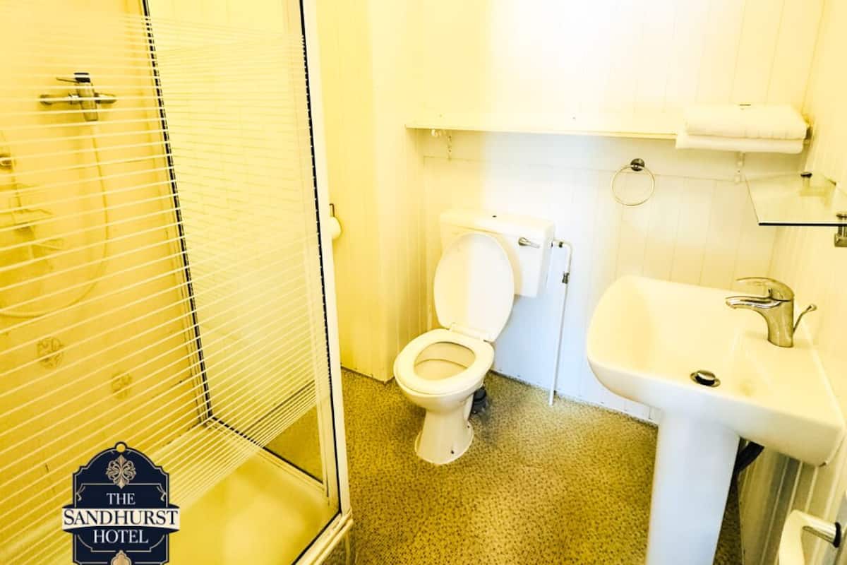 Deluxe Suite, Ensuite, Ocean View | Bathroom | Shower, designer toiletries, hair dryer, towels