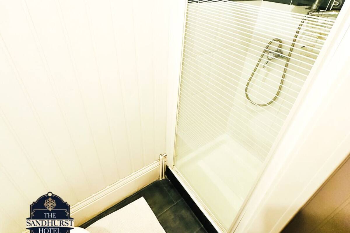 Deluxe Suite, Ensuite, Bay View | Bathroom | Shower, designer toiletries, hair dryer, towels