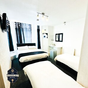 Suite Deluxe, bagno in camera, vista baia | Ferro/asse da stiro, Wi-Fi gratuito