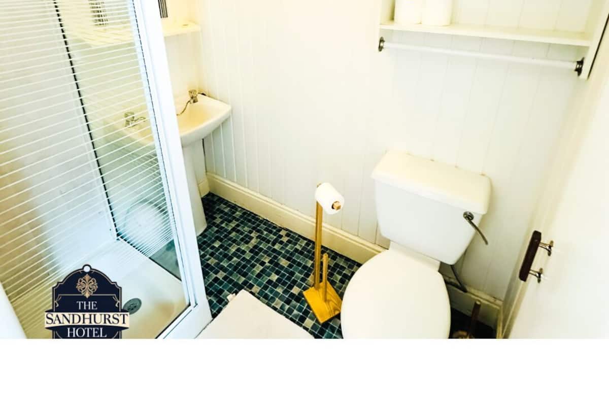 Family Suite, Ensuite | Bathroom | Shower, designer toiletries, hair dryer, towels