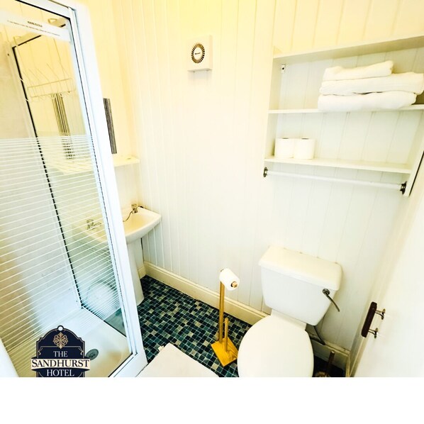 Family Suite, Ensuite | Bathroom