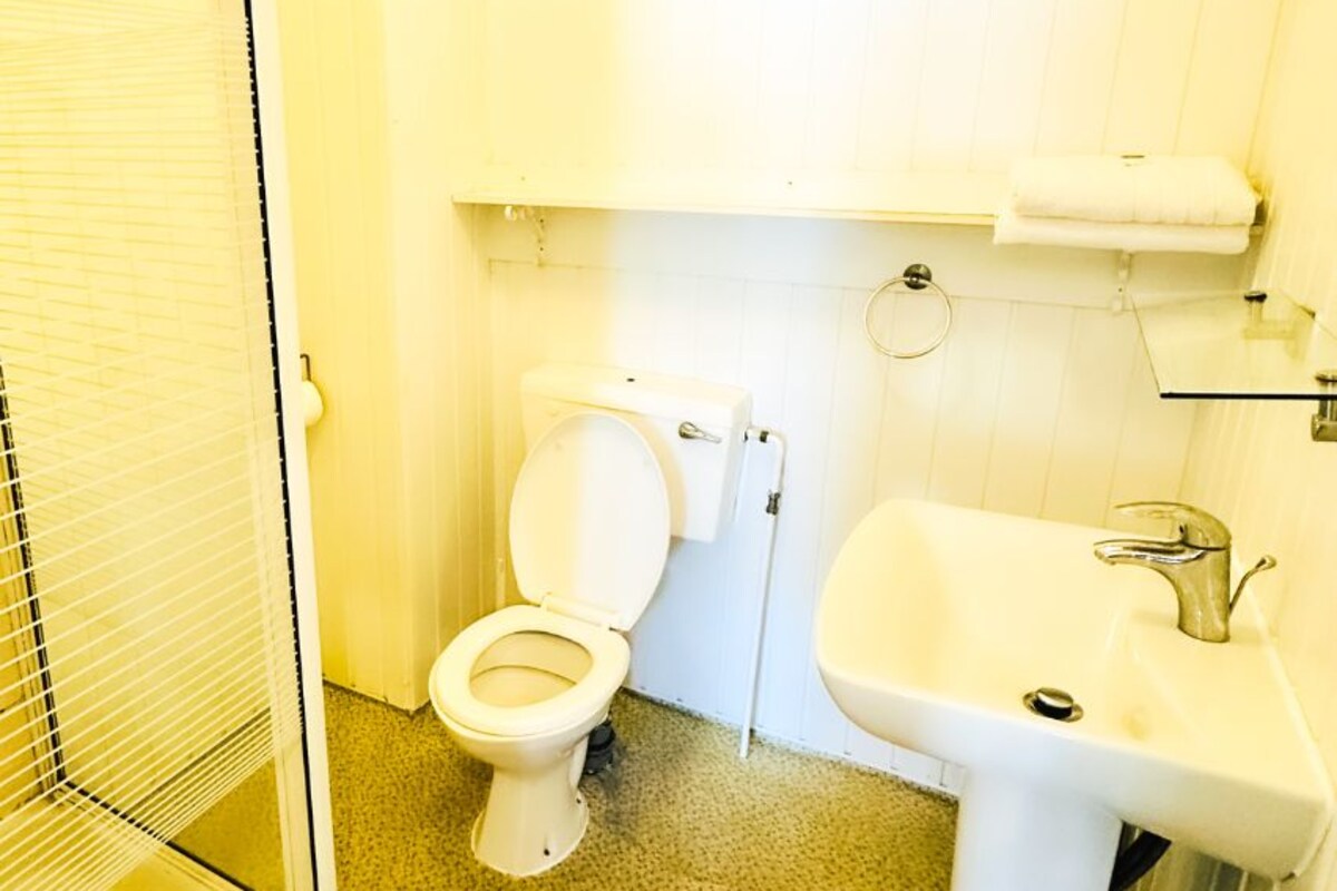 Suite Deluxe, baño en la habitación, vista al océano | Baño | Regadera, amenidades de baño de diseñador, secadora de cabello, toallas