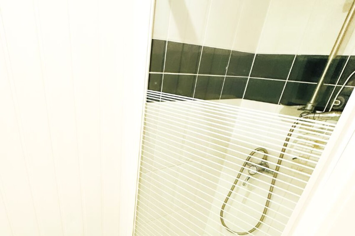 Suite Deluxe, baño en la habitación, vista a la bahía | Baño | Regadera, amenidades de baño de diseñador, secadora de cabello, toallas