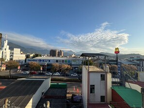 Vista d'una ciutat amb un supermercat Carrefour, un McDonald's i un pàrquing.