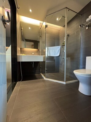 Superior Double Room | Bathroom | Shower, free toiletries, hair dryer, slippers - Travel Light Hotel (Puli)