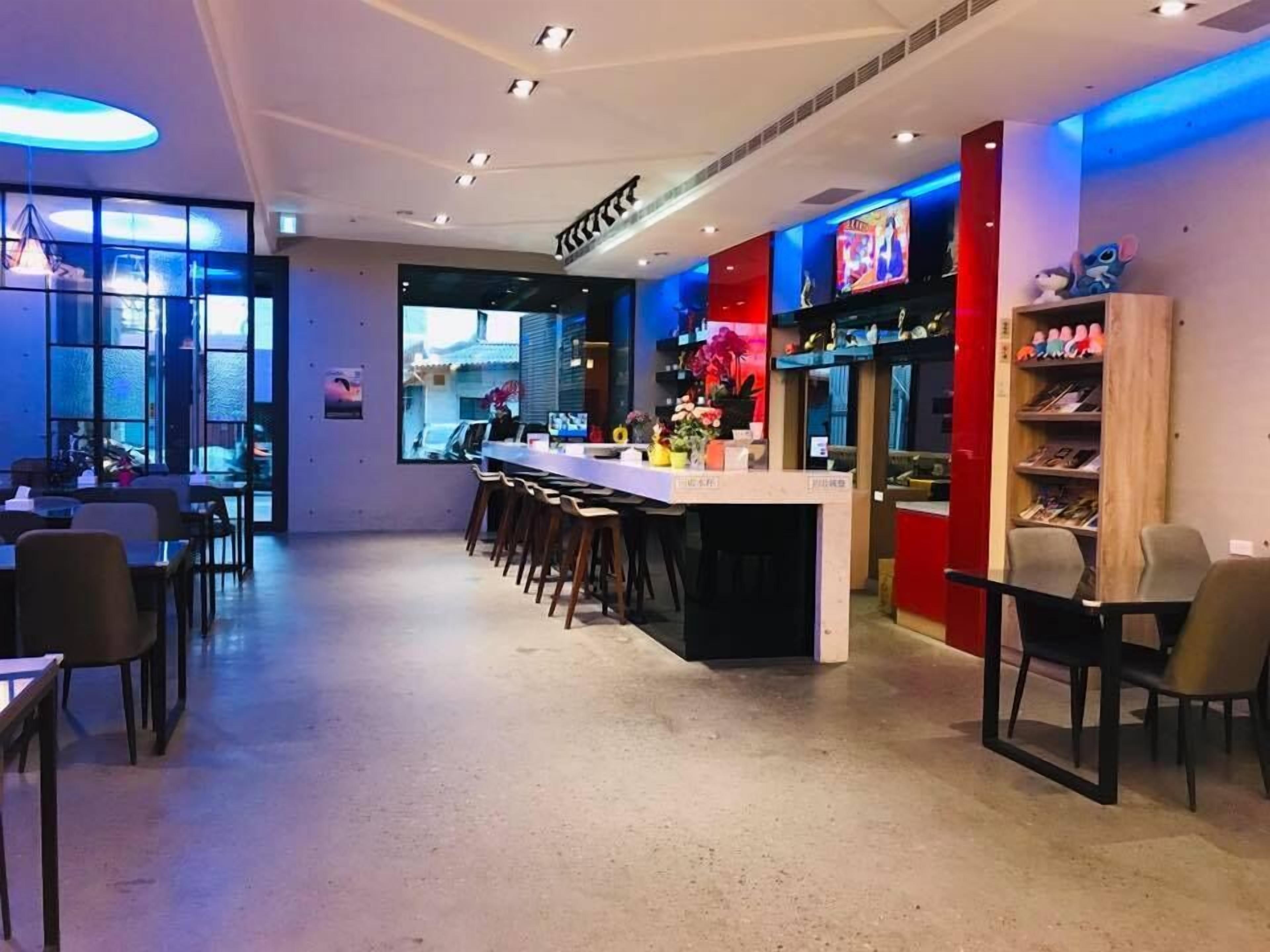 En moderne restaurant med barområde, siddepladser og udsigt til gaden.