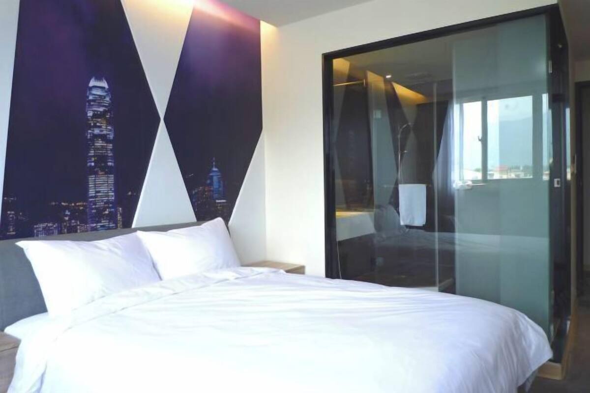 Ropa de cama de alta calidad, escritorio y cortinas blackout