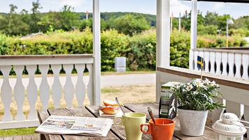 Vierbettzimmer, Gemeinschaftsbad | Terrasse/Patio