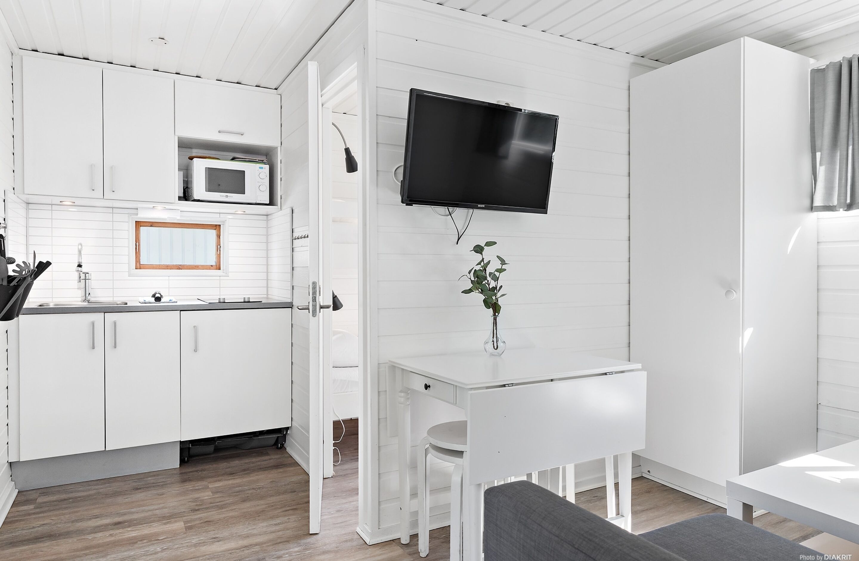 Mobile Unterkunft | Eigene Küche | Kühlschrank, Mikrowelle, Herdplatte, Wasserkocher mit Kaffee-/Teezubehör