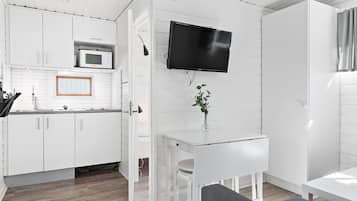 Mobile Unterkunft | Eigene KĂŒche | KĂŒhlschrank, Mikrowelle, Herdplatte, Wasserkocher mit Kaffee-/Teezubehör