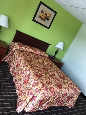 Standard Room, 1 King Bed, Non Smoking | Desk, iron/ironing board, bed sheets