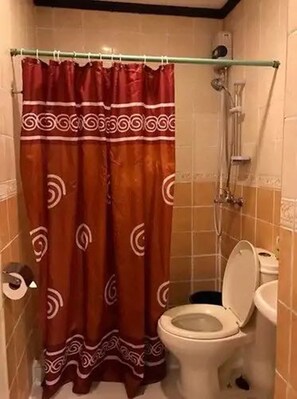 Superior Room | Bathroom | Shower, free toiletries, towels - Herbies Mansion (Olongapo)