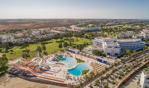 A resort with multiple swimming pools, a water park, and a large building with balconies. - ALEGRIA Costa Ballena (Rota)