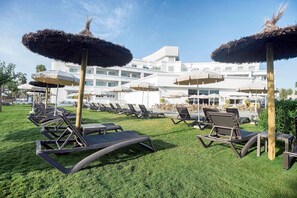 Alberca al aire libre, sombrillas en la alberca y camastros 