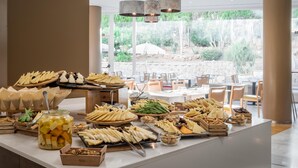 A buffet with various cheeses, fruits, and nuts. - ALEGRIA Costa Ballena (Rota)