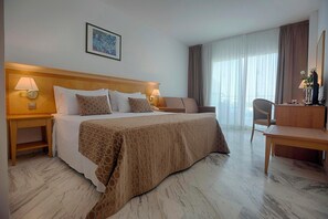 Caja de seguridad en la habitación, escritorio y cortinas blackout 