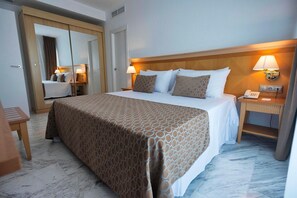 In-room safe, desk, blackout drapes, free WiFi - ALEGRIA Costa Ballena (Rota)