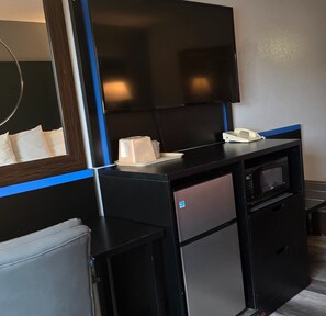 Habitación estándar, 2 camas de matrimonio, no fumadores | Escritorio y ropa de cama