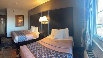 Kamar Standar, 2 Tempat Tidur Queen, Bebas Asap Rokok | Meja kerja dan seprai linen