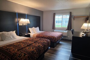 Habitación estándar, 2 camas de matrimonio, no fumadores | Escritorio y ropa de cama