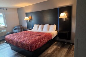 Escritorio y ropa de cama