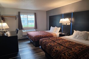 Habitación estándar, 2 camas de matrimonio, no fumadores | Escritorio y ropa de cama