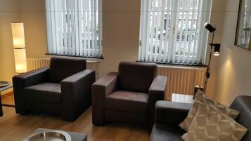 Luxury-Apartment, 2 Einzelbetten, Gartenblick, Erdgeschoss | Wohnzimmer | 55-Zoll-Flachbildfernseher mit Digitalempfang, Fernseher, Pay-TV