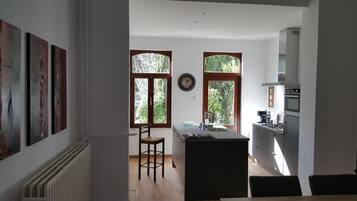 Luxury-Apartment, 2 Einzelbetten, Gartenblick, Erdgeschoss | Wohnzimmer | 55-Zoll-Flachbildfernseher mit Digitalempfang, Fernseher, Pay-TV