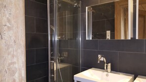 Luxury Apartment, 2 Twin Beds, Garden View, Ground Floor | Bathroom | Shower, hydromassage showerhead, free toiletries, hair dryer - Mansion 6 (Maastricht)