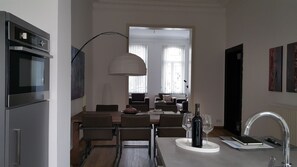 Luxury-Apartment, 2 Einzelbetten, Gartenblick, Erdgeschoss | Wohnbereich | 55-Zoll-Flachbildfernseher mit Digitalempfang, Fernseher, Pay-TV