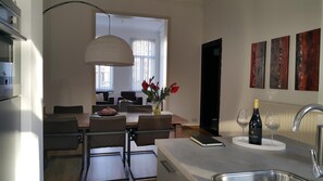 Fridge, microwave, oven, stovetop - Mansion 6 (Maastricht)