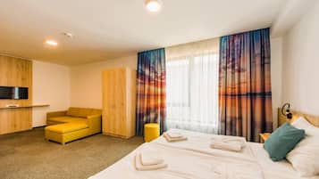 Suite estudio romántica | 1 habitación, minibar, caja de seguridad en la habitación y escritorio