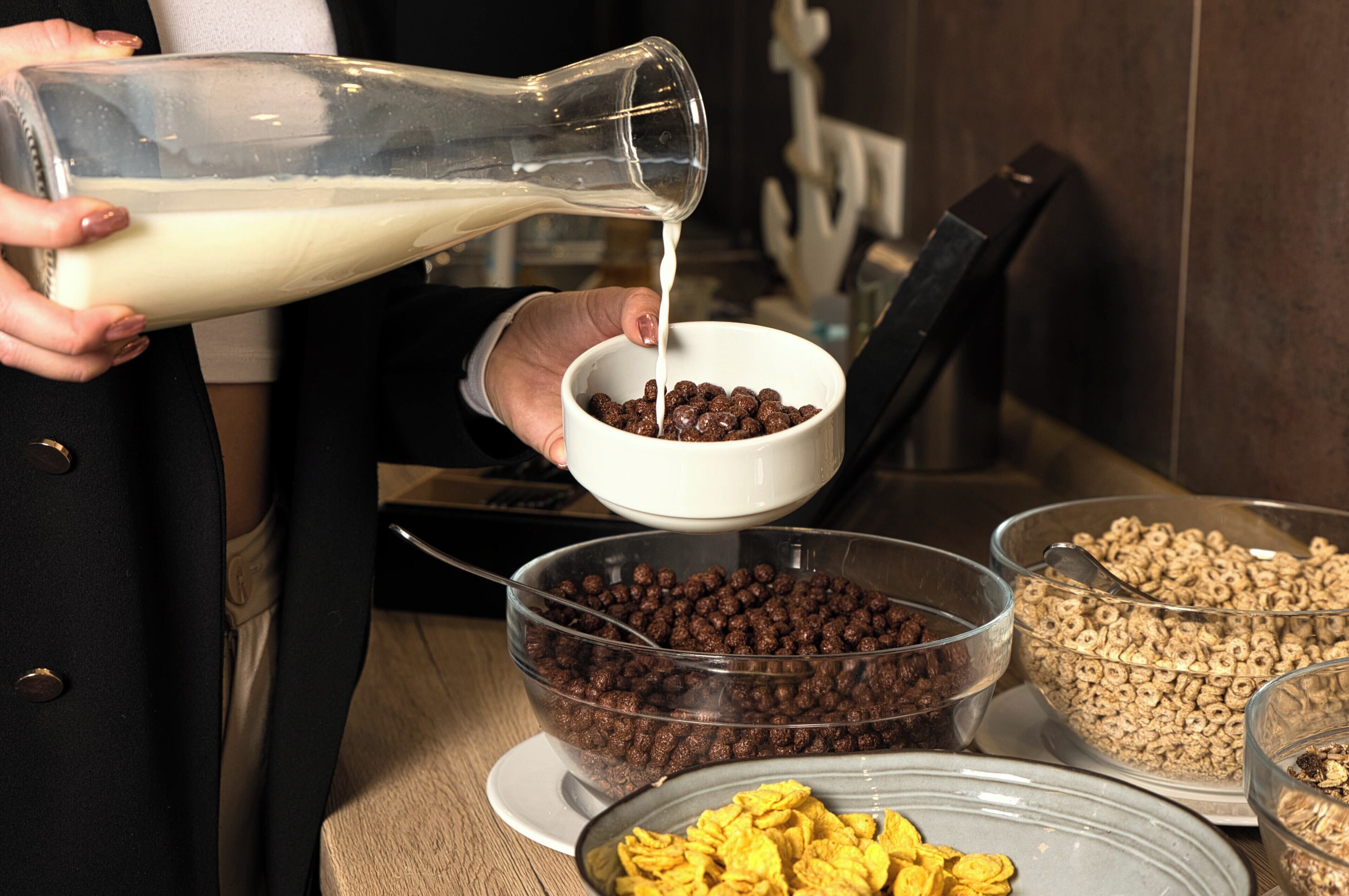 breakfast, lunch, dinner served; international cuisine