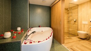 Romantic Studio Suite | Bathroom | Shower, free toiletries, hair dryer, bathrobes - Akadémia Hotel (Balatonfured)