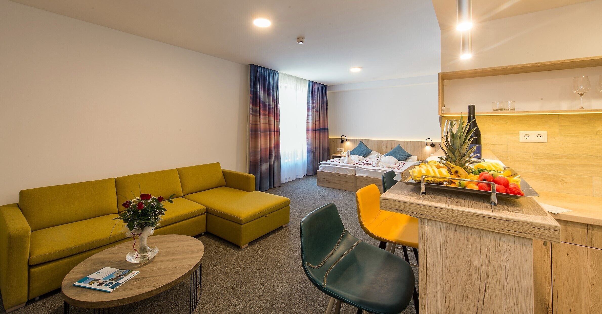 1 غرفة نوم وميني بار وخزنة داخل الغرفة ومكتب