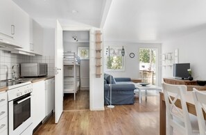 Casa de campo Deluxe (Excluding Towels, Sheets, Cleaning) | Cocina privada | Frigorífico, microondas, placa de cocina y cafetera o tetera