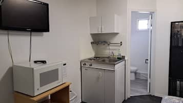 Suite estudio económica, 1 cama matrimonial | 1 habitación, escritorio, wifi gratis y ropa de cama