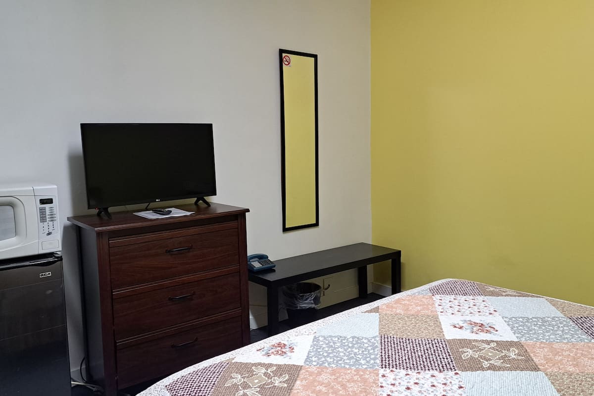 classic room, 1 queen bed | desk, free wifi, bed sheets
