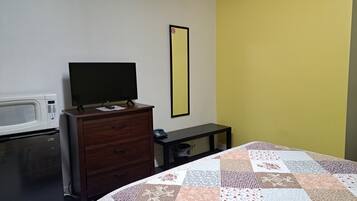 Habitación clásica, 1 cama Queen size | 1 habitación, escritorio, wifi gratis y ropa de cama