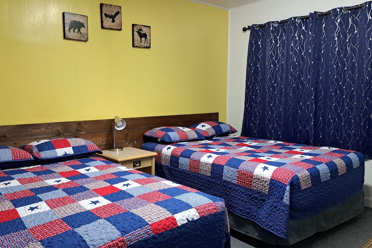 Doppia Classic, 2 letti matrimoniali | 1 camera, una scrivania, Wi-Fi gratuito, lenzuola