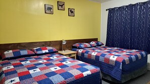 Classic-Doppelzimmer, 2 Doppelbetten | 1 Schlafzimmer, Schreibtisch, kostenloses WLAN, Bettwäsche